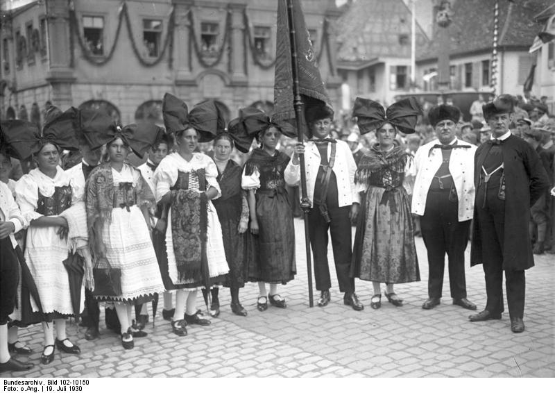 Rhenish wine growers in traditional costume, 1930. German Federal Archive, Bild 102-10150, licensed CC 3.0